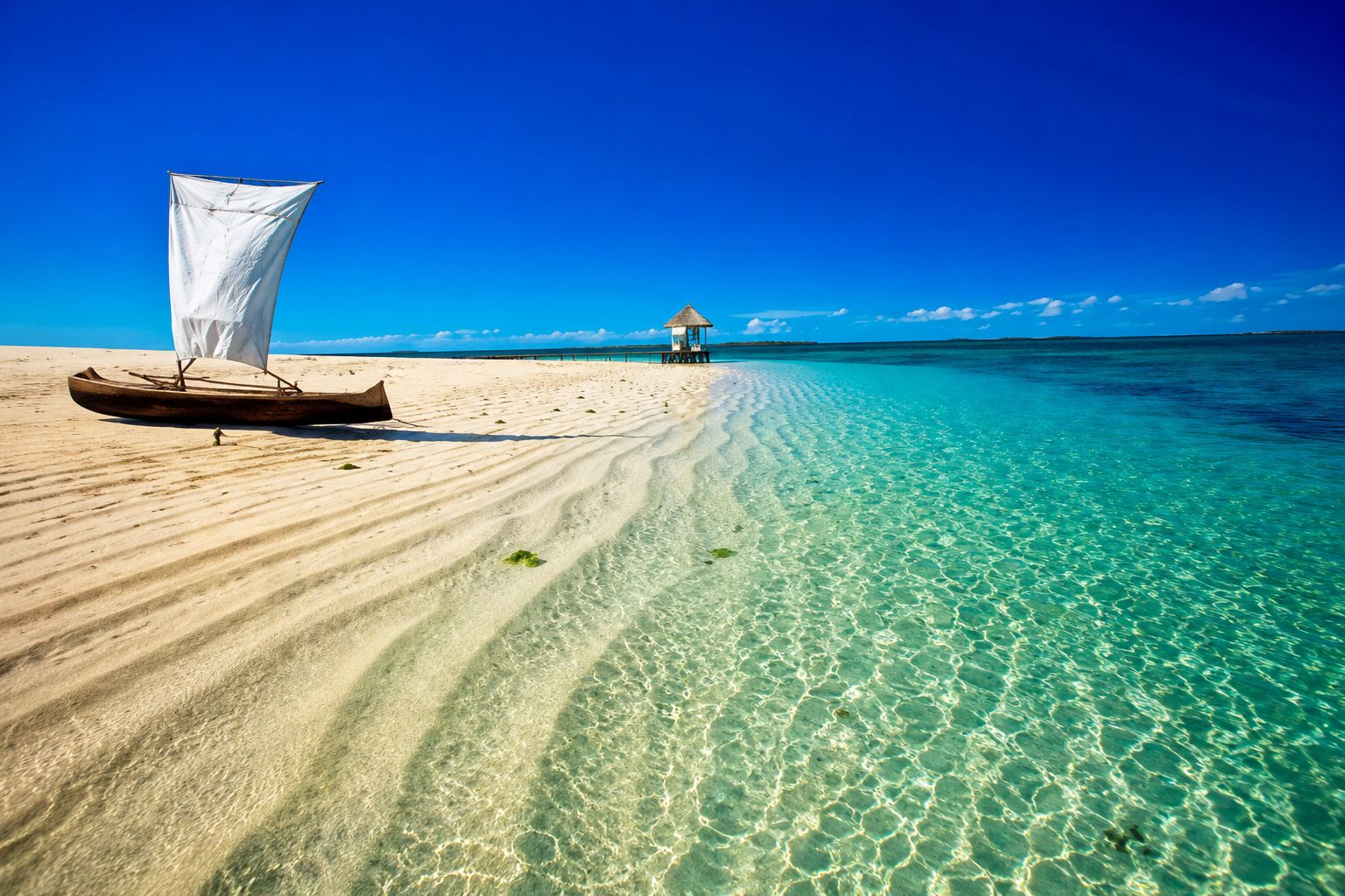 Plage tropicale au coucher du soleil